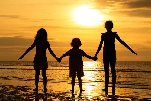 Geschwister zusammen am Strand