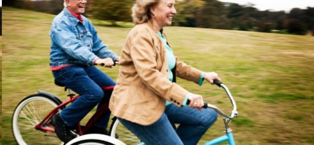 Glückliches älteres Paar fährt Fahrrad