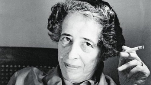 Hannah Arendt raucht