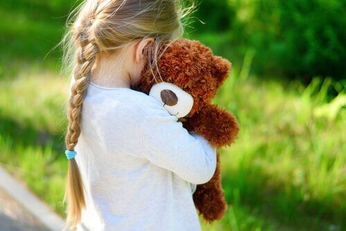 Kind mit Teddy