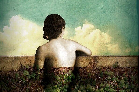 Frau schaut über eine Mauer