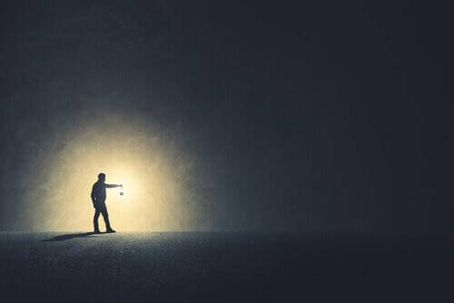 Mann mit Laterne im Dunkeln