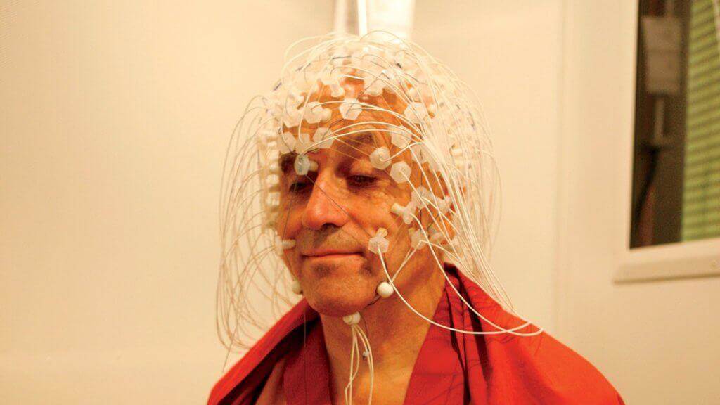 Matthieu Ricard mit Elektroden am Kopf