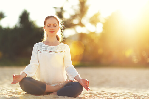 Frau in Meditation am Strand