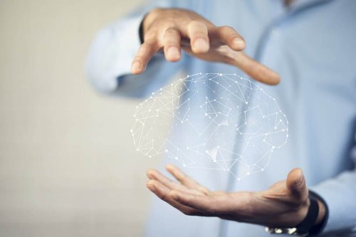 Ein Mann hält eine digitale Darstellung des Gehirns zwischen den Händen