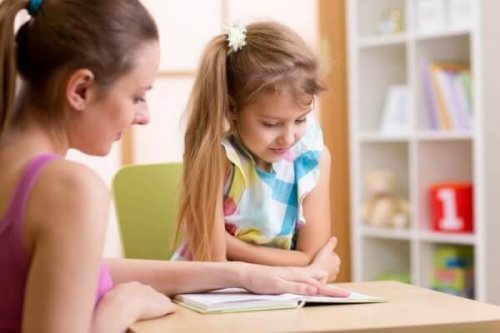 Mutter hilft Tochter beim Lernen