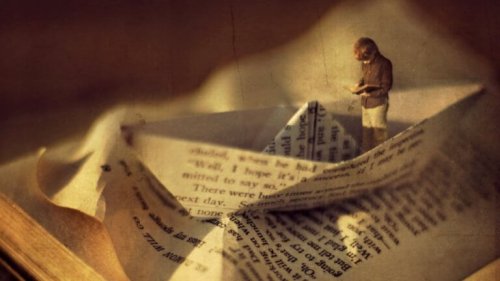 Papierschiff aus einer Seite eines Buches