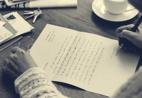 Person schreibt einen Brief