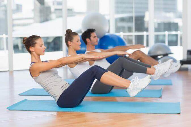 Pilates-Workout in einer Gruppe
