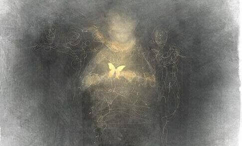 Frau mit Schmetterling in ihrem Herzen