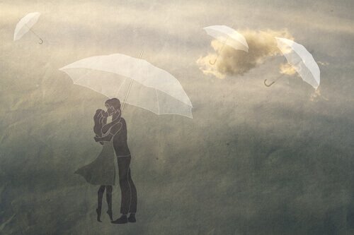Paar küsst sich unter einem Regenschirm