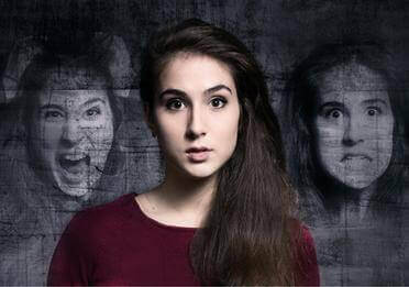 Eine Frau, die scheinbar schizophren ist. Sie kann eine Präsenz fühlen.