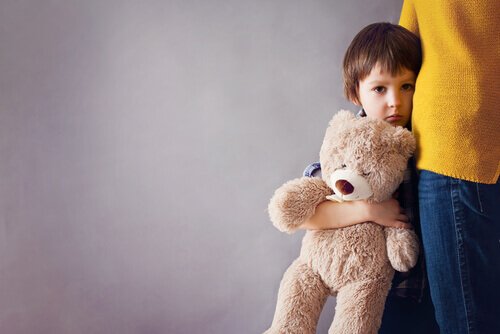 Ein Kind drückt seinen Bär ganz fest an sich.