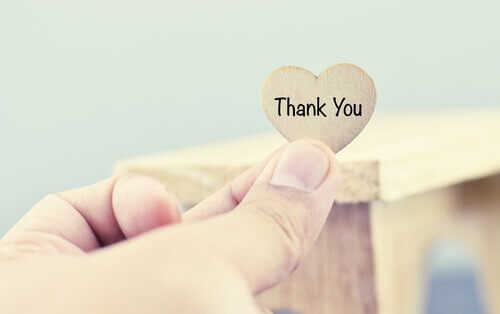 Ein Herz aus Holz, auf dem Thank You steht