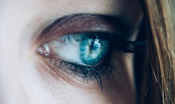 Trauriges blaues Auge