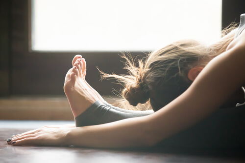 Yoga übendes Mädchen