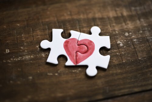 Zwei Puzzleteile, die zusammen ein Herz ergeben