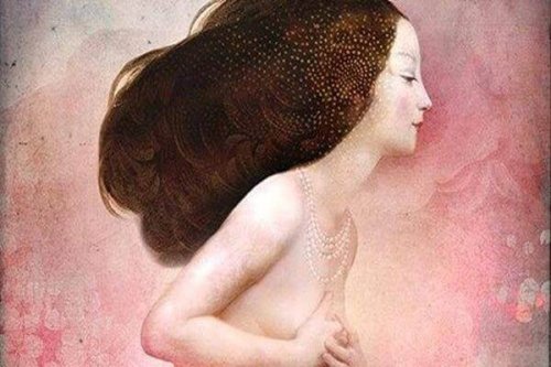 Nackte Frau mit Perlenkette