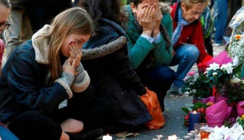 Konsequenz des Terrorismus - Menschen, die nach einem Anschlag den Opfern gedenken