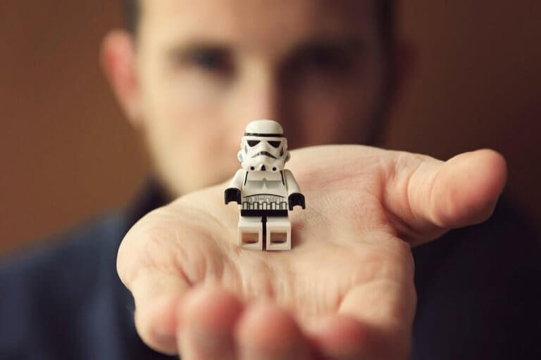 Mann, der einen Lego-Stormtrooper in der Hand hält