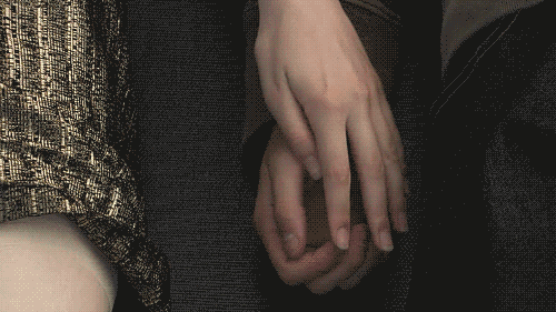Hand, die sich in eine andere legt