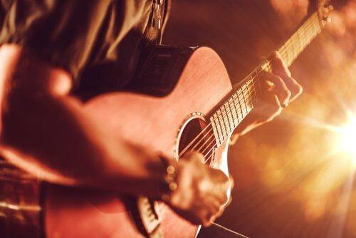 Mann, der auf einer Gitarre spielt