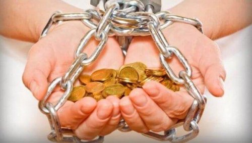 Angekettete Hände mit Geld