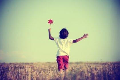 Spielendes Kind auf dem Feld