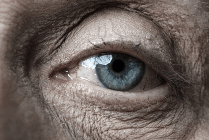 Auge einer älteren Person