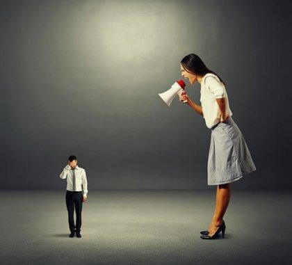 Frau, die einen Mann anschreit