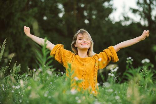 Zufriedene Frau in der Natur