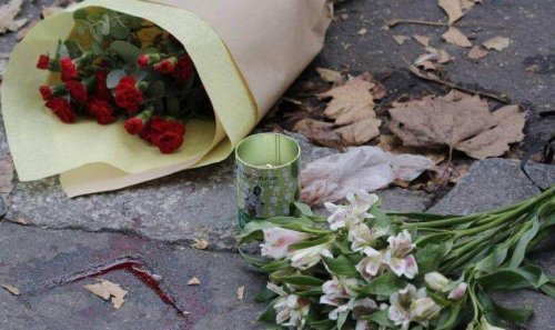 Blumen auf der Straße zum Gedenken an Opfer