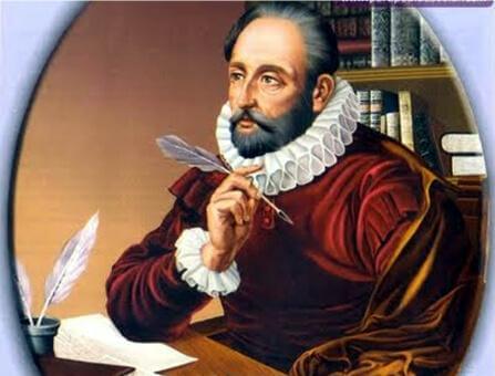 Cervantes sitzt vor seinem Schreibtisch und hält eine Feder in seiner rechten Hand.