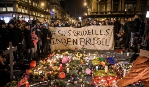 Menschen, die den Opfern des Terroranschlags in Brüssel gedenken