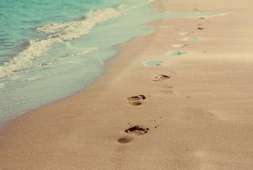 Fußabdrücke am Sandstrand