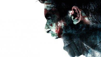 Aggressiver Mann mit Blut im Gesicht