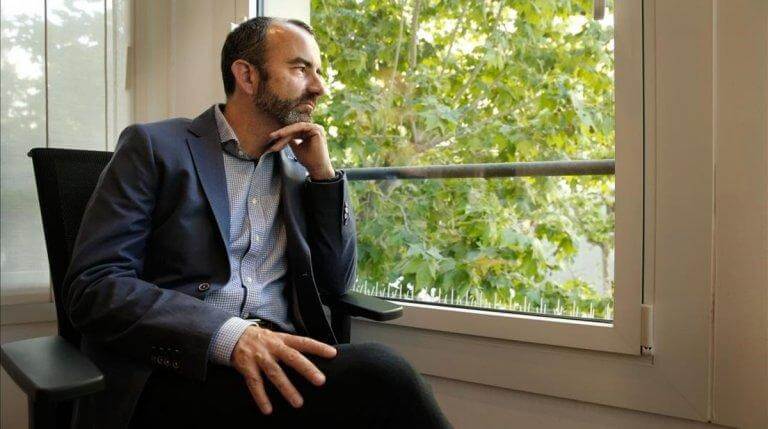 Angst vor Freizeit: Rafael Santandreu schaut aus dem Fenster.