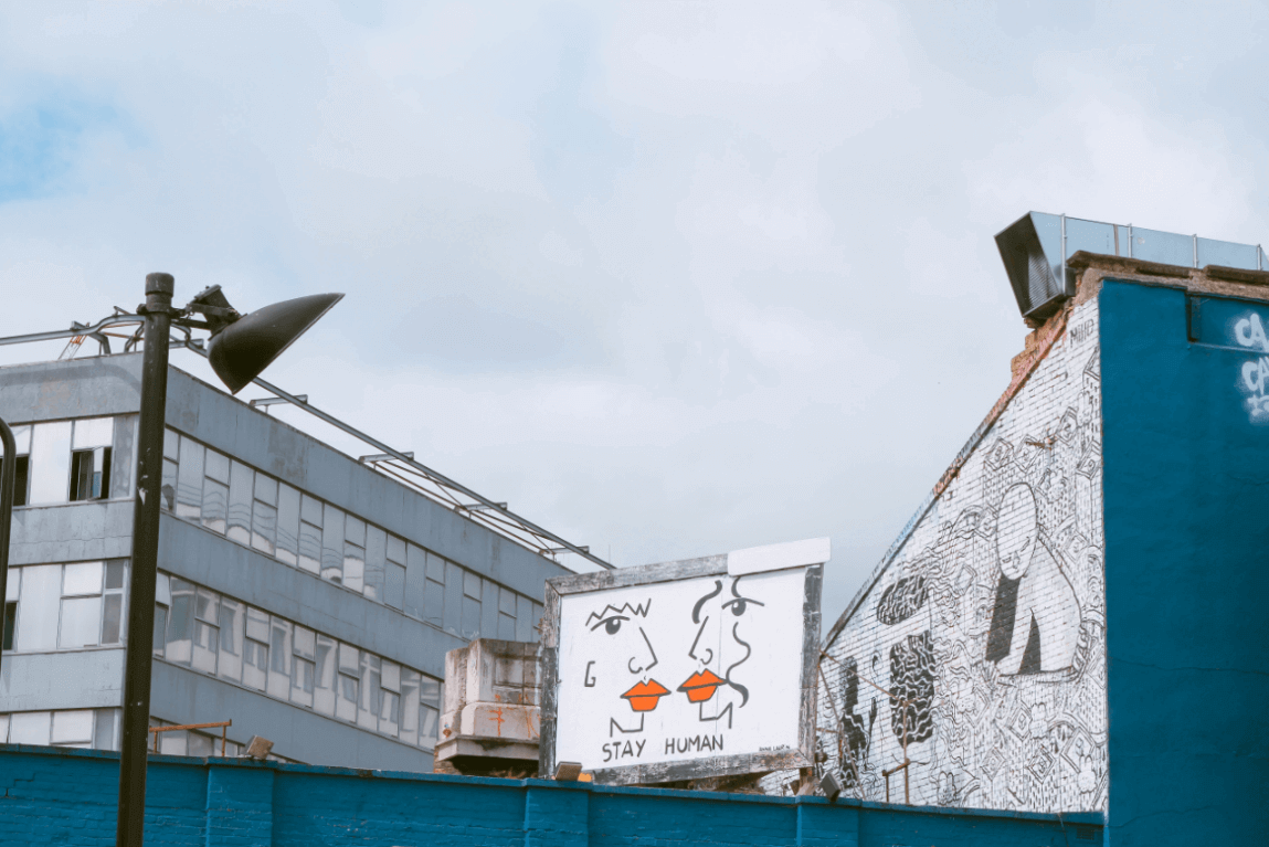 Ein Schild "STAY HUMAN"