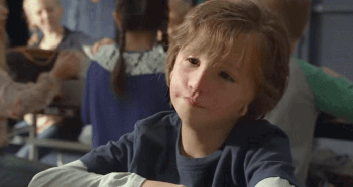 August, die Hauptfigur von "Wunder" sitzt an einem Tisch