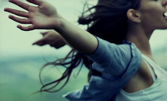 Frau streckt ihre Arme aus