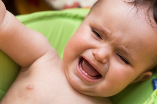 Ein Baby weint