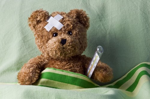 Teddybär mit Thermometer und Pflaster