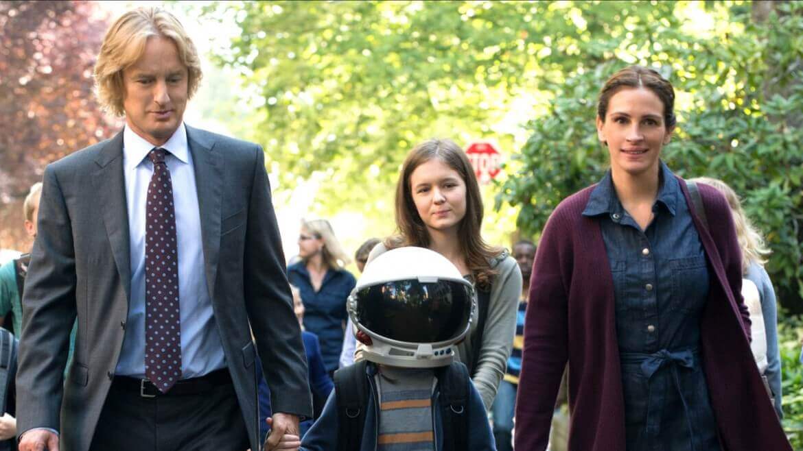 Filmszene: August wird von seinen Eltern und seiner Schwester zur Schule gebracht. Er trägt dabei einen Astronautenhelm.