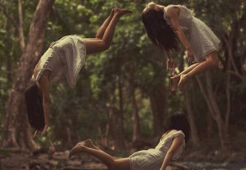 Kinder, deren Spiel den Kreislauf des Lebens symbolisiert.