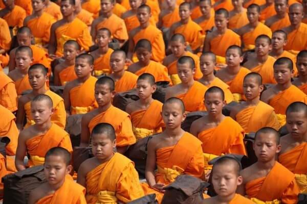 Junge buddhistische Mönche beten