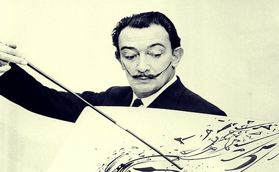 Foto von Dalí, der ein Bild malt