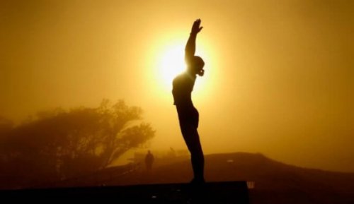 Frau, die Tai Chi praktiziert