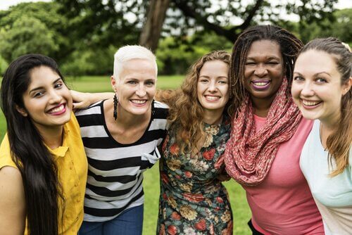 Gruppe von Feministinnen unterschiedlicher Herkunft