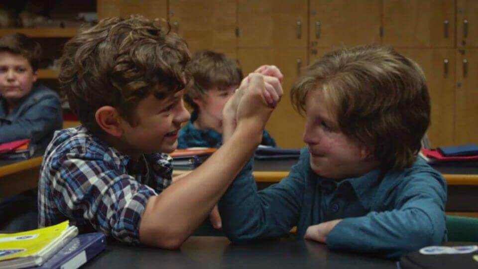 August und sein Klassenkamerad Jack messen sich freundschaftlich im Armdrücken.