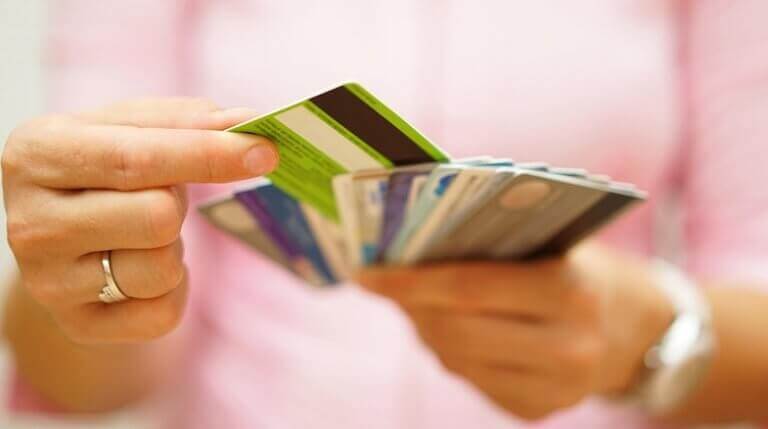 Frau hält viele Kreditkarten in ihren Händen